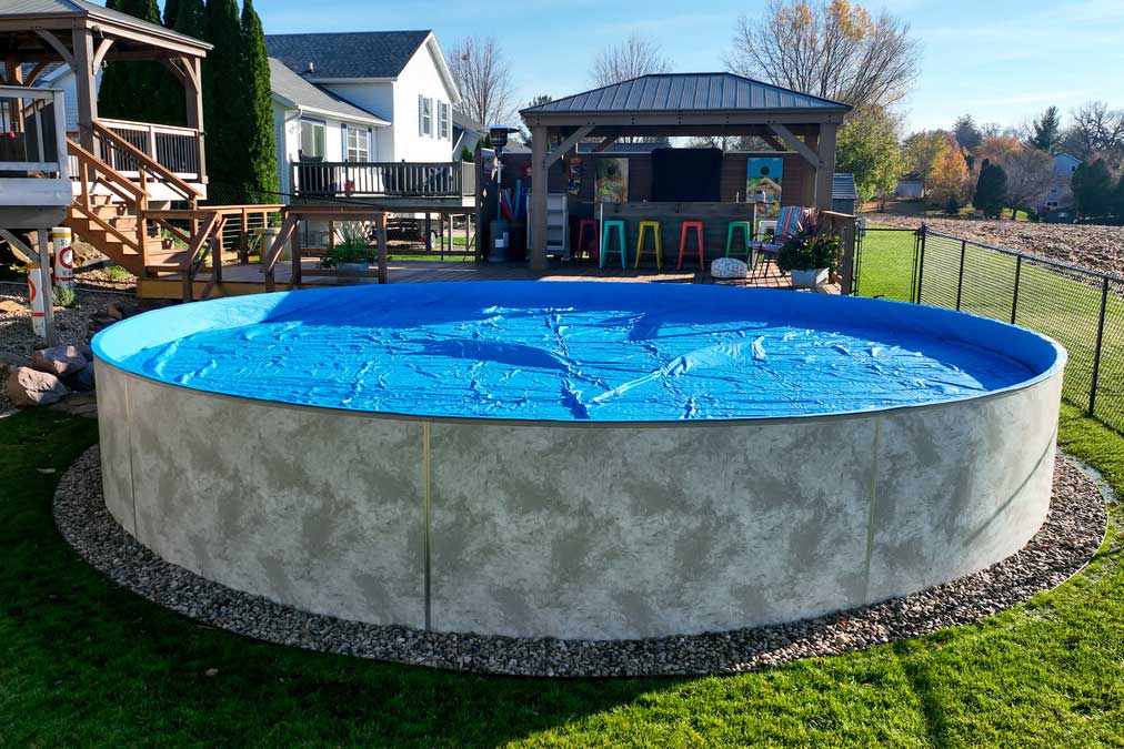Above ground swimming pool with cover